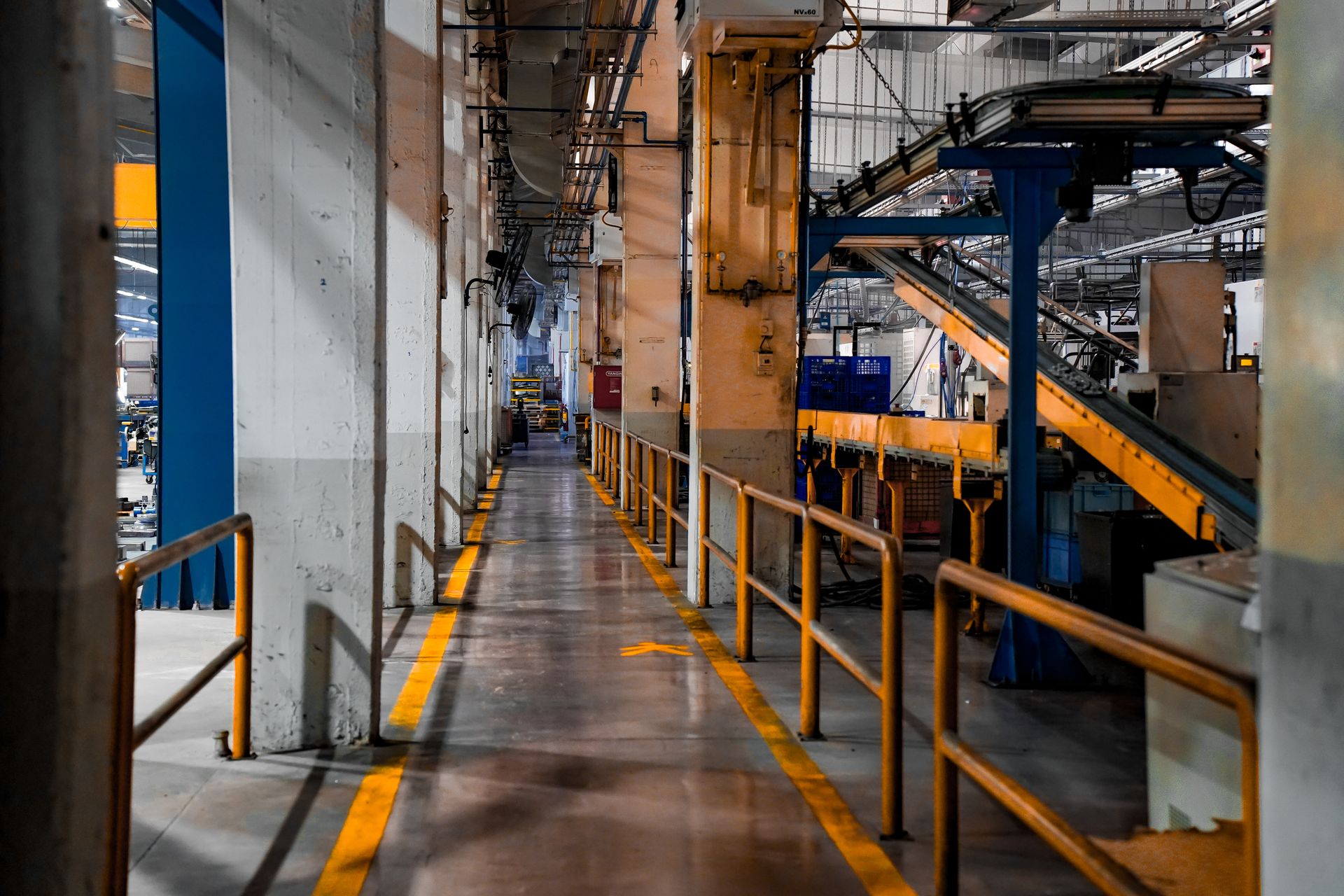 Ampia veduta di uno stabilimento industriale moderno