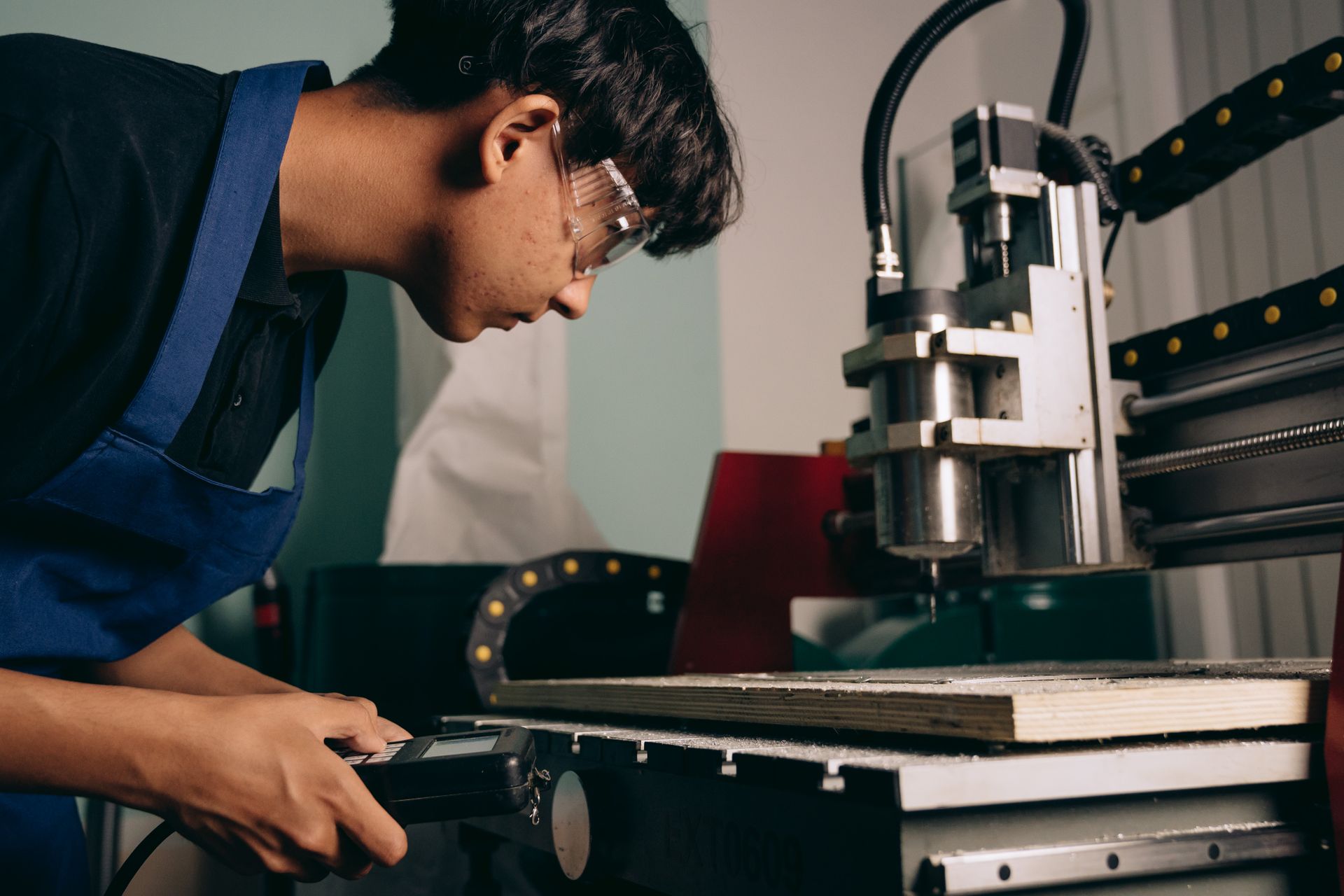Tecnico con occhiali di protezione al tornio CNC