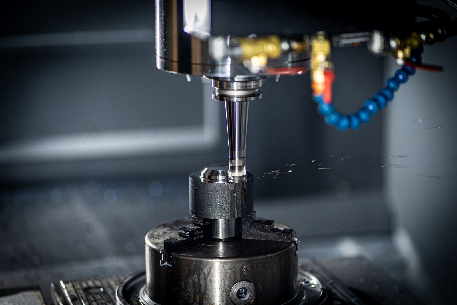 Lavorazione di precisione di un componente cilindrico in acciaio su centro di lavoro CNC